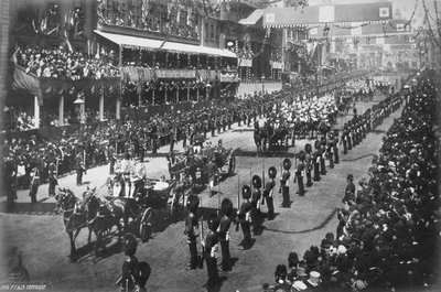 Königin Victoria (1819-1901) fährt durch das Zentrum Londons während ihrer Goldenen Jubiläumsfeier, 1887 von English Photographer